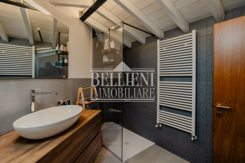 PIAZZA ARACELI - A due passi da Ponte degli Angeli, in un contesto di pregio, proponiamo in affit...