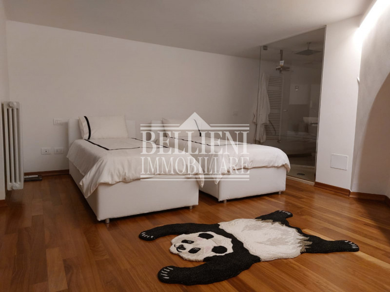 PIAZZA ARACELI - A due passi da Ponte degli Angeli, in un contesto di pregio, proponiamo in affit...