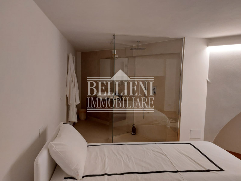 PIAZZA ARACELI - A due passi da Ponte degli Angeli, in un contesto di pregio, proponiamo in affit...