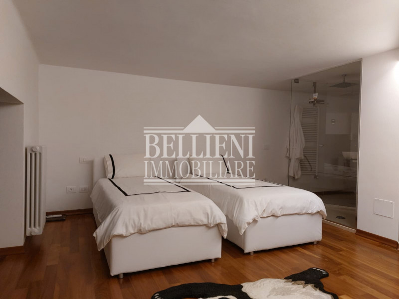 PIAZZA ARACELI - A due passi da Ponte degli Angeli, in un contesto di pregio, proponiamo in affit...