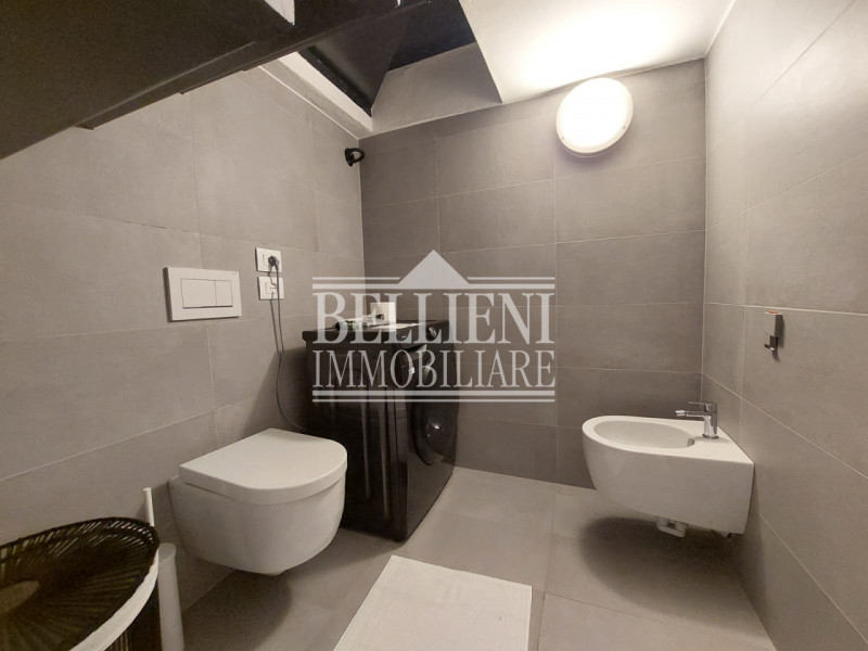 PIAZZA ARACELI - A due passi da Ponte degli Angeli, in un contesto di pregio, proponiamo in affit...