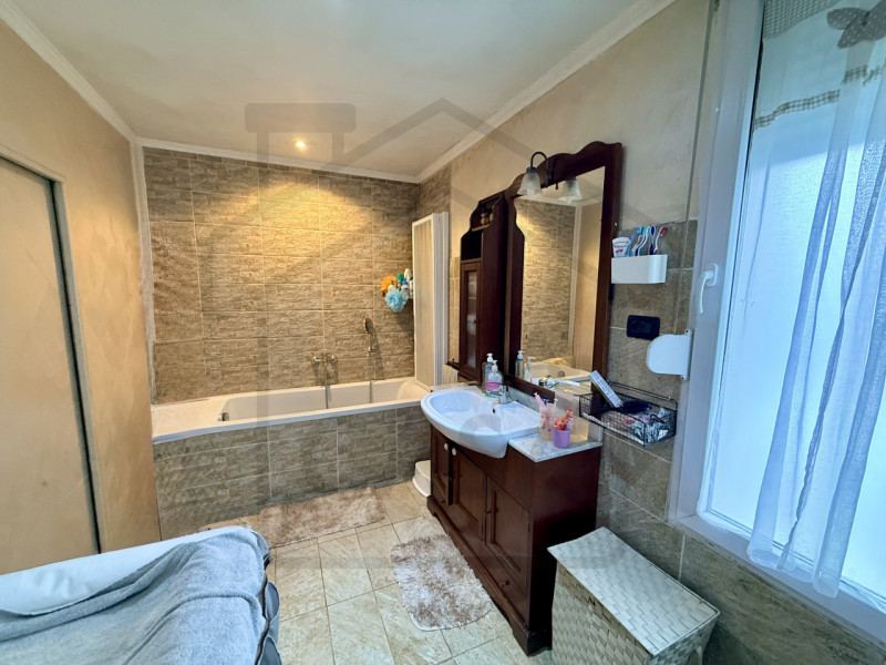 MONTEGROTTO TERME - Nel cuore di Montegrotto Terme, lungo il viale principale e in una posizione ...