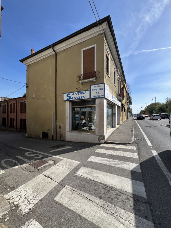 Siamo in pieno centro a Battaglia Terme, in una zona con massima visibilità!!
Ti invito a riflett...