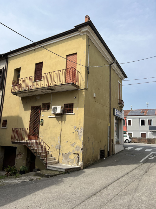 Siamo in pieno centro a Battaglia Terme, in una zona con massima visibilità!!
Ti invito a riflett...