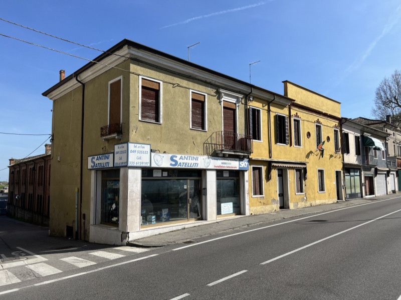 Siamo in pieno centro a Battaglia Terme, in una zona con massima visibilità!!
Ti invito a riflett...