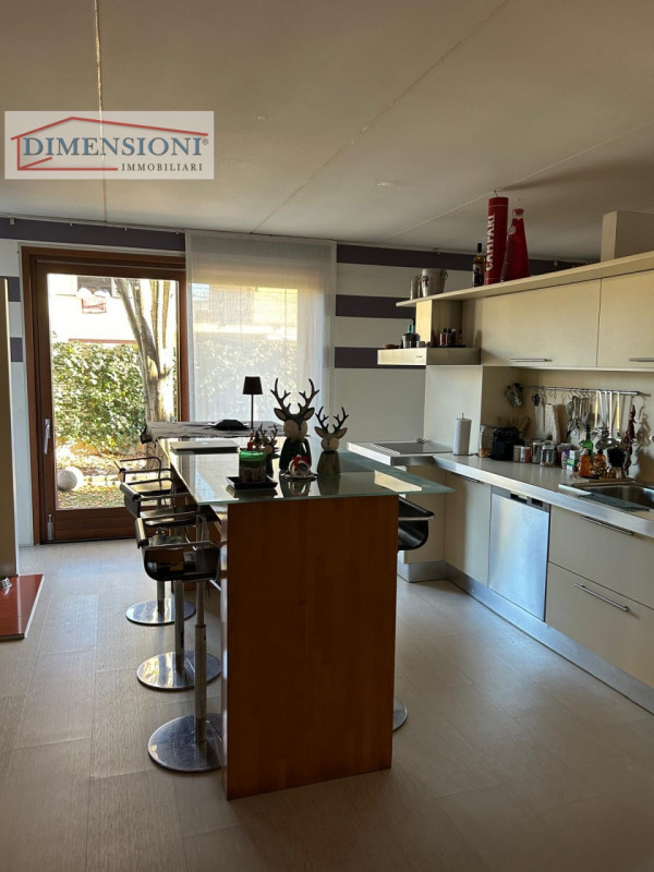 Per chi cerca comfort ed eleganza, proponiamo splendida Villa di lusso situata nella località ter...