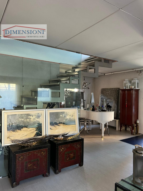 Per chi cerca comfort ed eleganza, proponiamo splendida Villa di lusso situata nella località ter...