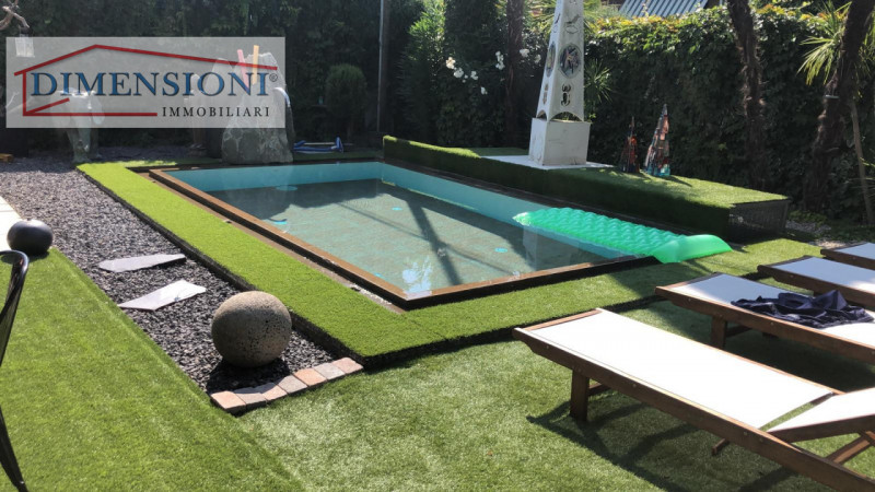 Per chi cerca comfort ed eleganza, proponiamo splendida Villa di lusso situata nella località ter...