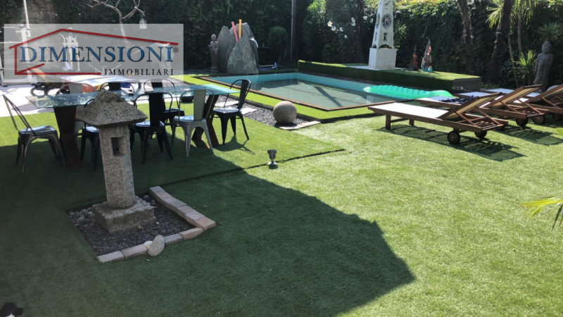 Per chi cerca comfort ed eleganza, proponiamo splendida Villa di lusso situata nella località ter...