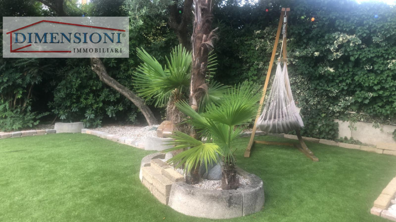 Per chi cerca comfort ed eleganza, proponiamo splendida Villa di lusso situata nella località ter...