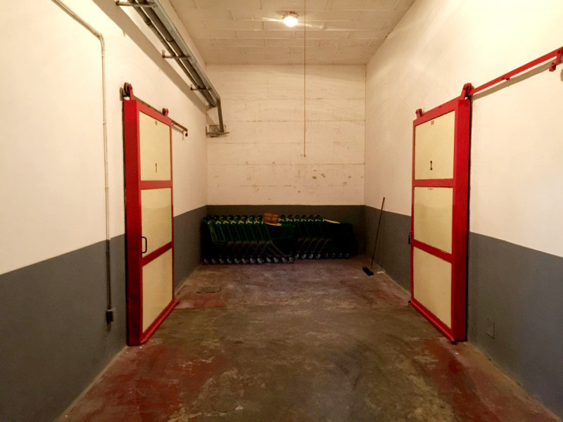 Proponiamo in vendita, nel comune di Ferrara, capannone ad uso artigianale di circa 1400 mq. 
L'i...