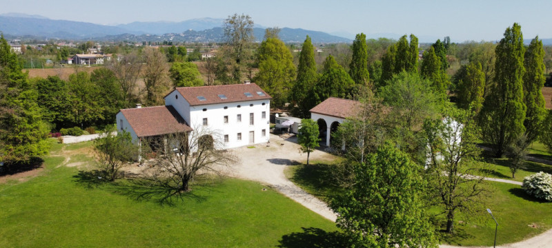 Immersa nella tranquillità della natura, questa straordinaria proprietà agricola offre un'opportu...