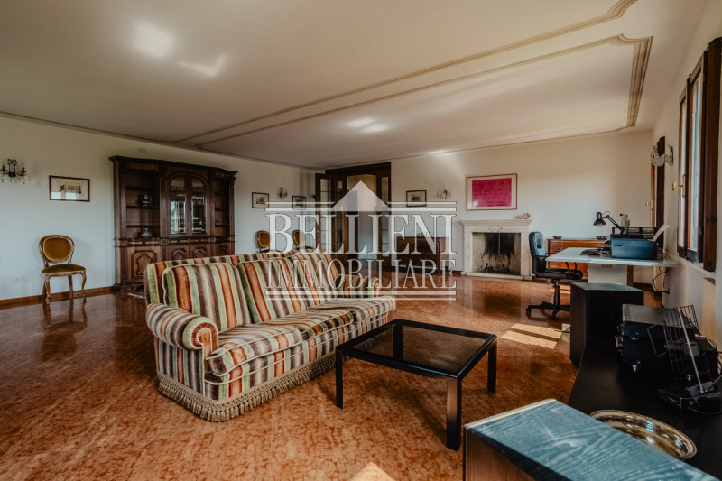 BIRON - Nella zona denominata "Biron", proponiamo in vendita una villa storica, inserita in un co...