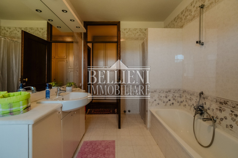 BIRON - Nella zona denominata "Biron", proponiamo in vendita una villa storica, inserita in un co...