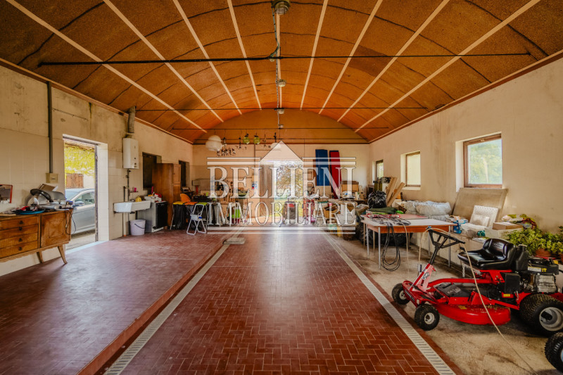 BIRON - Nella zona denominata "Biron", proponiamo in vendita una villa storica, inserita in un co...