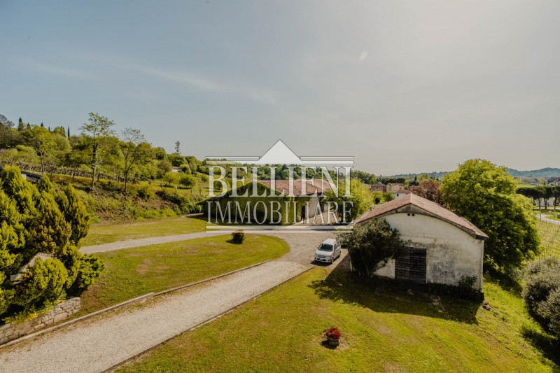 BIRON - Nella zona denominata "Biron", proponiamo in vendita una villa storica, inserita in un co...