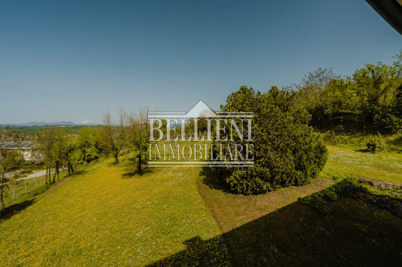 BIRON - Nella zona denominata "Biron", proponiamo in vendita una villa storica, inserita in un co...