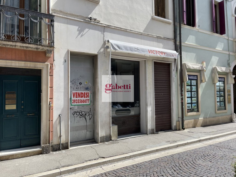 Trattasi di porzione immobiliare cielo terra di epoca ante '67 ed in fase di ristrutturazione, ub...