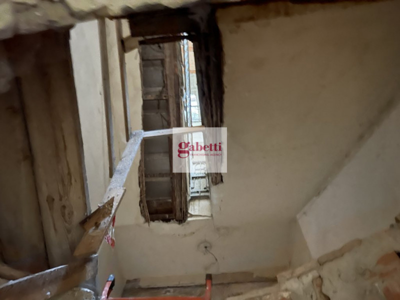 Trattasi di porzione immobiliare cielo terra di epoca ante '67 ed in fase di ristrutturazione, ub...