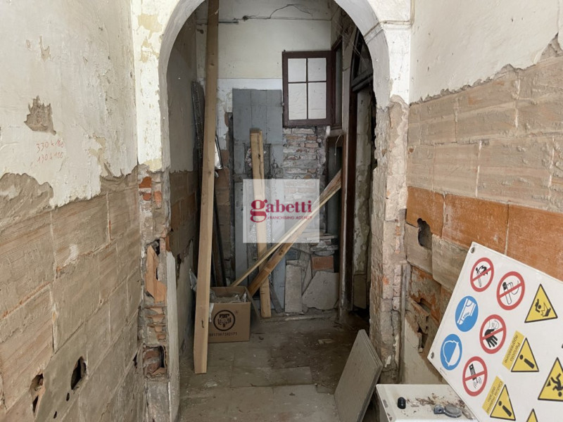 Trattasi di porzione immobiliare cielo terra di epoca ante '67 ed in fase di ristrutturazione, ub...