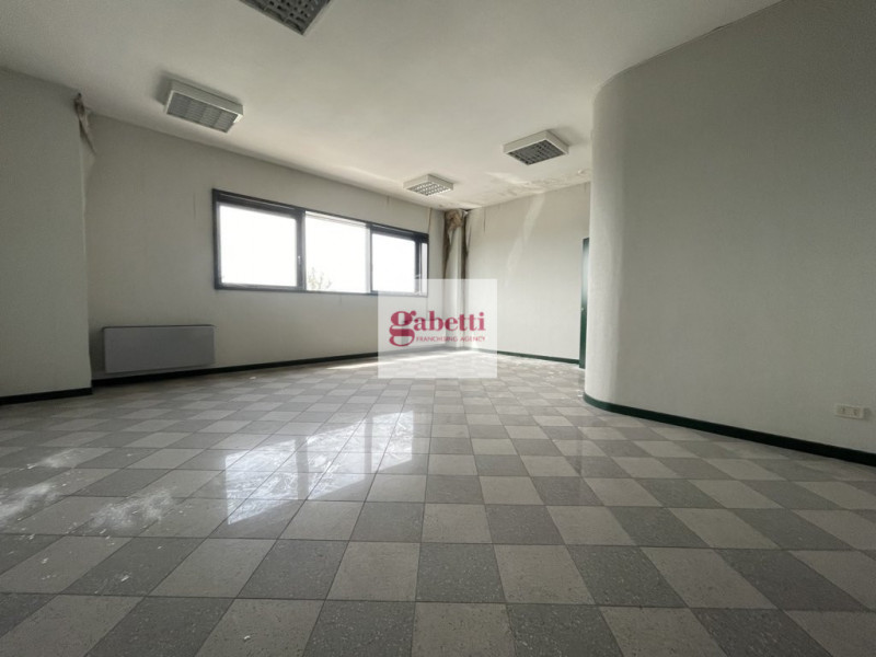 L'asset, costituito da due unita immobiliari ad uso ufficio situate al terzo piano di un edificio...