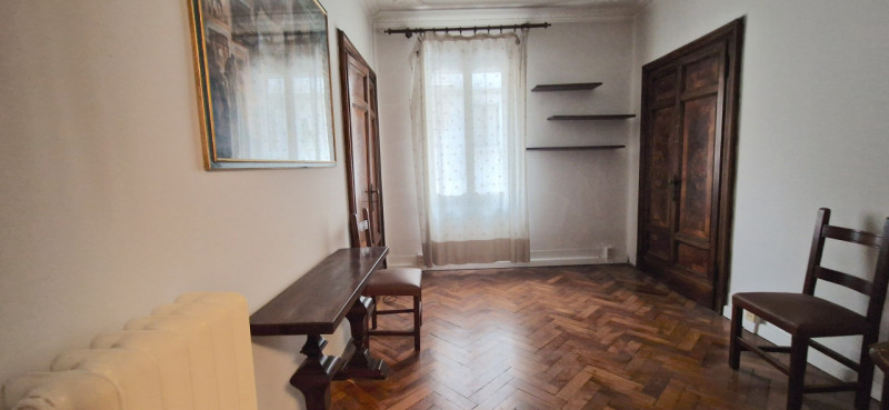 Attiguo al Pedrocchi, in uno stabile elegante, con ascensore, dell'inizio del '900 sono disponibi...