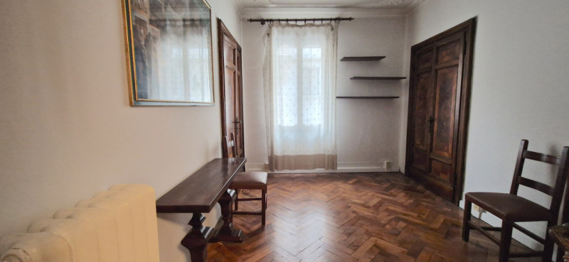 Attiguo al Pedrocchi, in uno stabile elegante, con ascensore, dell'inizio del '900 sono disponibi...