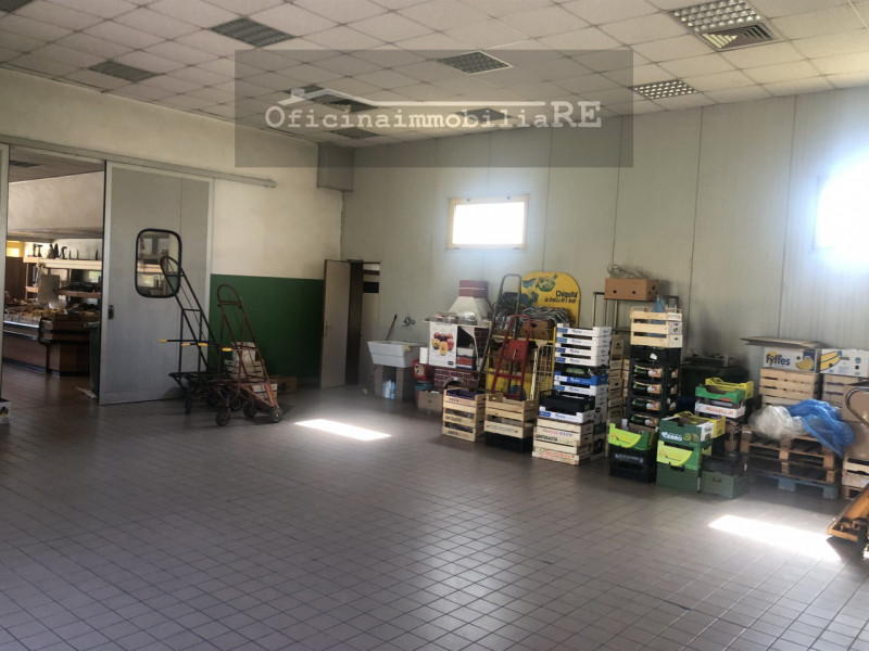 ARZERGRANDE CENTRO, fronte strada principale, complesso di capannoni ad uso commerciale e magazzi...