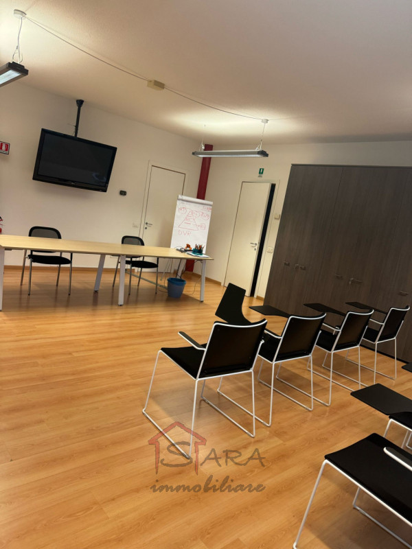 PADOVA EST: Affittasi luminoso ufficio di 140 mq situato nella zona esclusiva di Padova Uno, nel ...