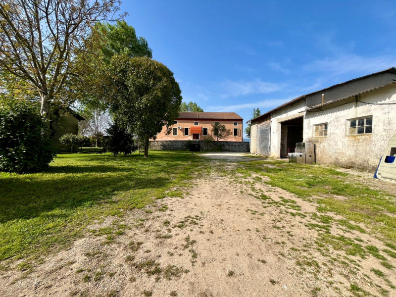 Questa casa di campagna a Campiglia dei Berici rappresenta veramente un'opportunità unica, sempre...