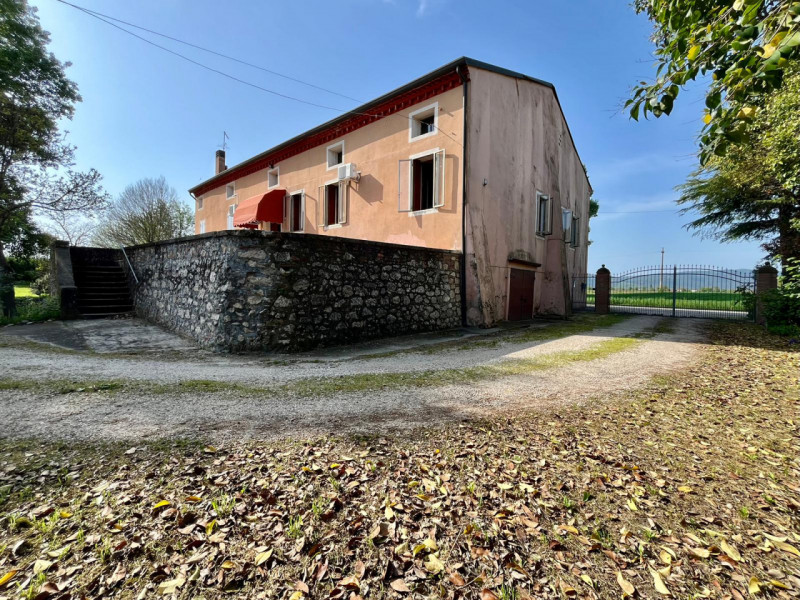 Questa casa di campagna a Campiglia dei Berici rappresenta veramente un'opportunità unica, sempre...