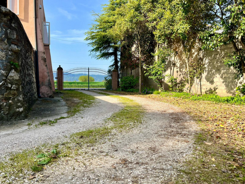 Questa casa di campagna a Campiglia dei Berici rappresenta veramente un'opportunità unica, sempre...