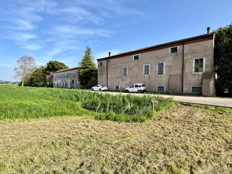 Questa casa di campagna a Campiglia dei Berici rappresenta veramente un'opportunità unica, sempre...
