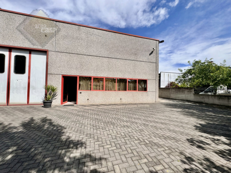 Capannone artigianale in contesto di tre unità produttive. Esteticamente gradevole (ottimo pregio...