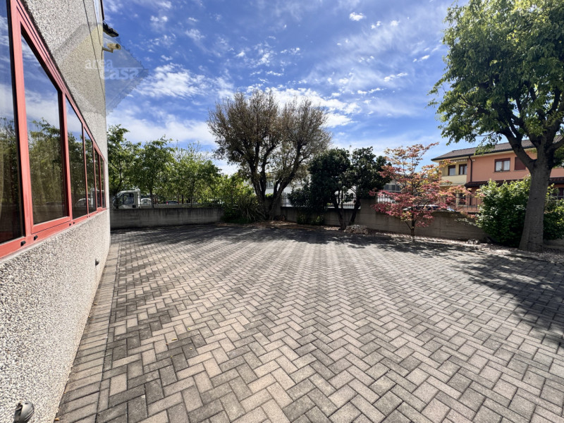 Capannone artigianale in contesto di tre unità produttive. Esteticamente gradevole (ottimo pregio...