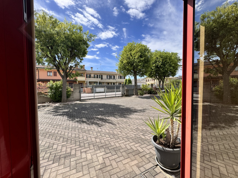 Capannone artigianale in contesto di tre unità produttive. Esteticamente gradevole (ottimo pregio...