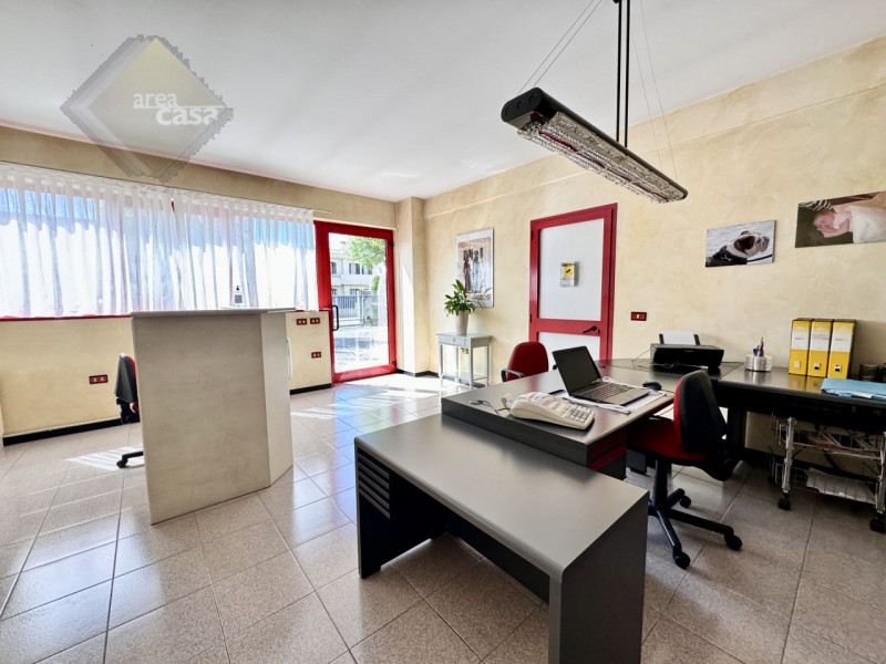 Capannone artigianale in contesto di tre unità produttive. Esteticamente gradevole (ottimo pregio...