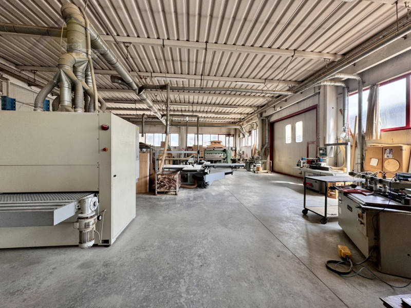 Capannone artigianale in contesto di tre unità produttive. Esteticamente gradevole (ottimo pregio...