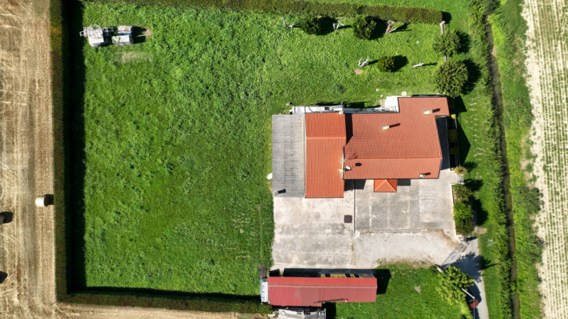 Rif. S383 - Proponiamo in vendita rustico singolo parzialmente ristrutturato in posizione apparta...