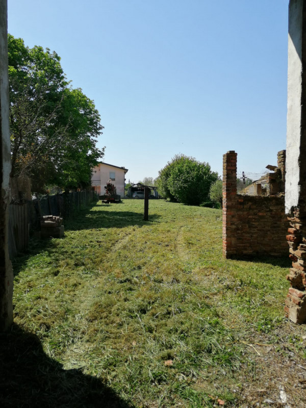 Spazioso fabbricato attualmente ad uso magazzino, da ristrutturare, in vendita a Santa Giustina I...