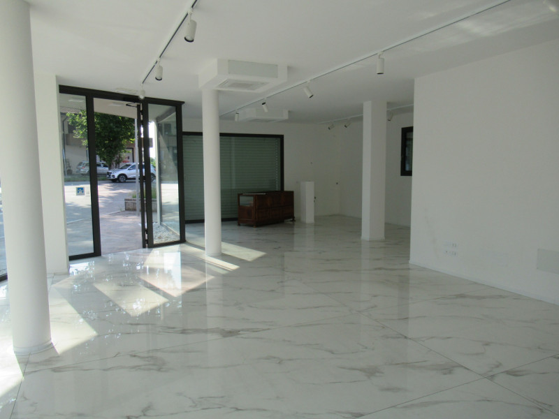 A Visnadello di Spresiano (TV), lingo strada di forte passaggio, proponiamo in affitto negozio di...