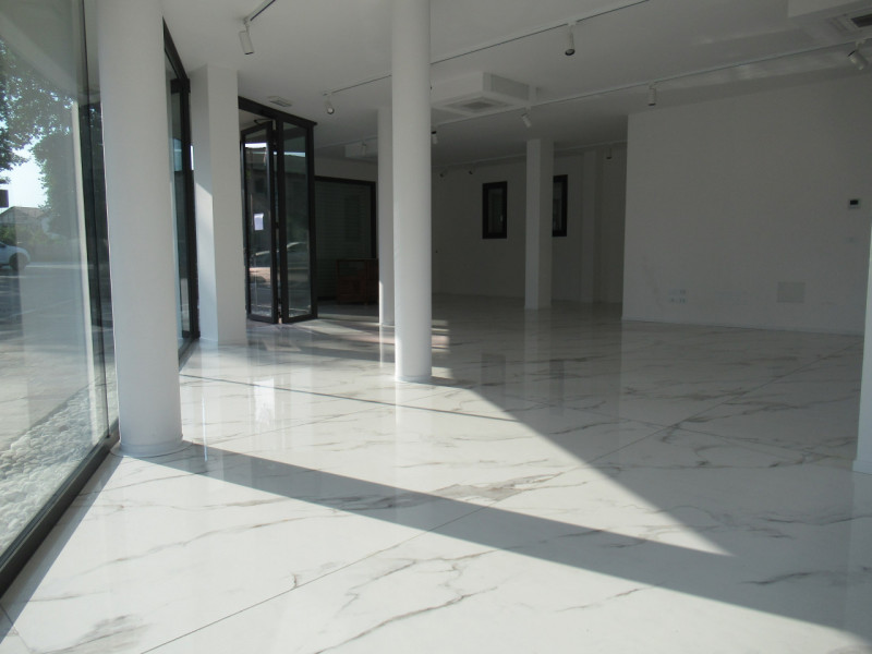 A Visnadello di Spresiano (TV), lingo strada di forte passaggio, proponiamo in affitto negozio di...