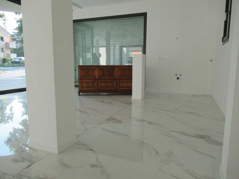 A Visnadello di Spresiano (TV), lingo strada di forte passaggio, proponiamo in affitto negozio di...