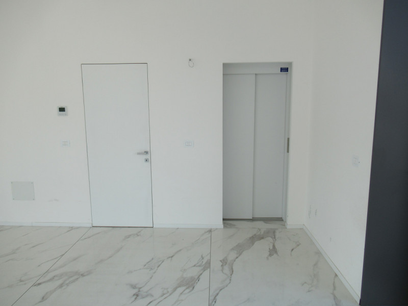 A Visnadello di Spresiano (TV), lingo strada di forte passaggio, proponiamo in affitto negozio di...