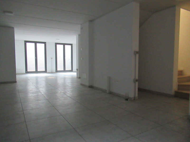 A Visnadello di Spresiano (TV), lingo strada di forte passaggio, proponiamo in affitto negozio di...