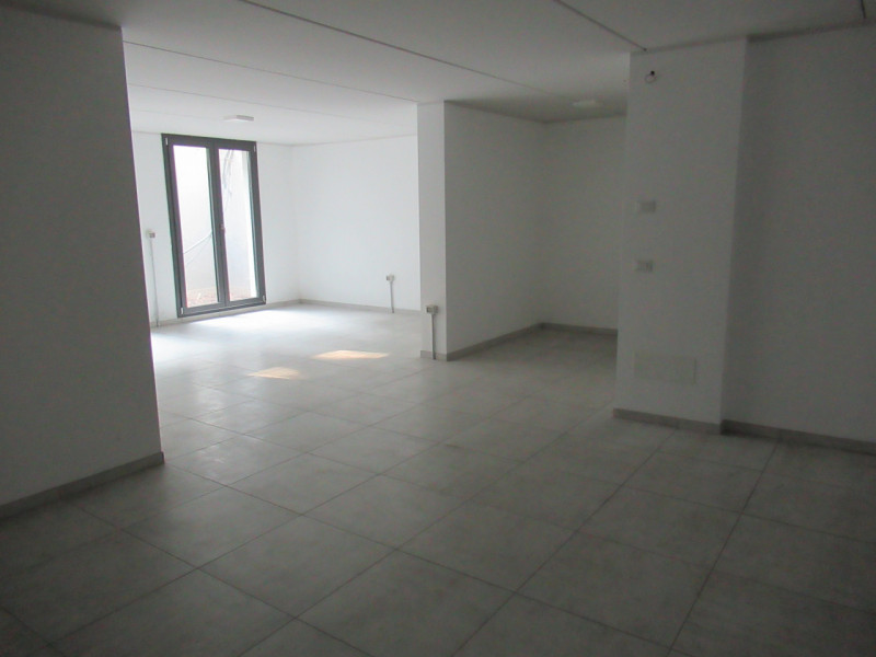 A Visnadello di Spresiano (TV), lingo strada di forte passaggio, proponiamo in affitto negozio di...