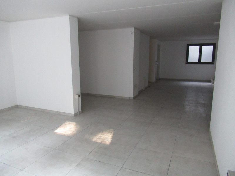 A Visnadello di Spresiano (TV), lingo strada di forte passaggio, proponiamo in affitto negozio di...