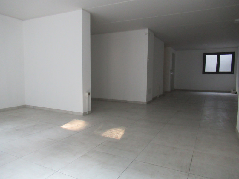 A Visnadello di Spresiano (TV), lingo strada di forte passaggio, proponiamo in affitto negozio di...