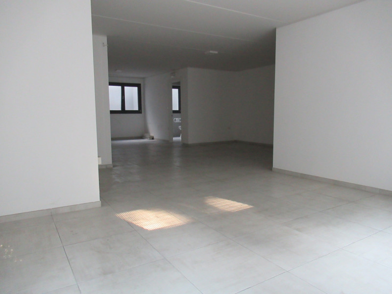 A Visnadello di Spresiano (TV), lingo strada di forte passaggio, proponiamo in affitto negozio di...