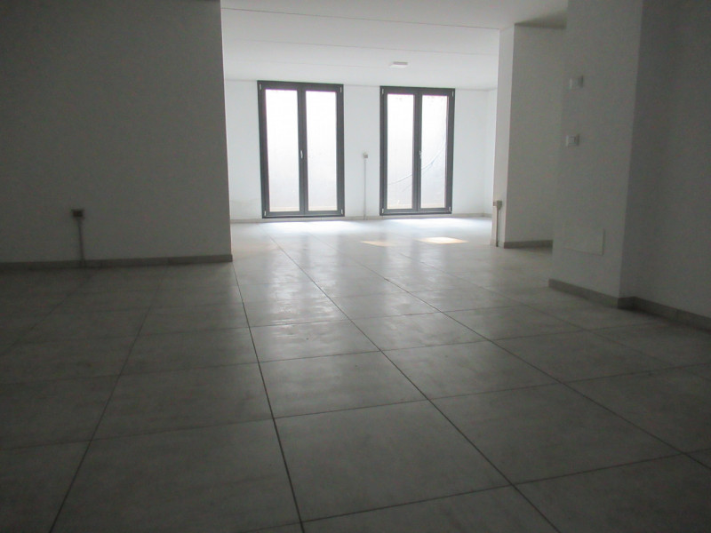 A Visnadello di Spresiano (TV), lingo strada di forte passaggio, proponiamo in affitto negozio di...